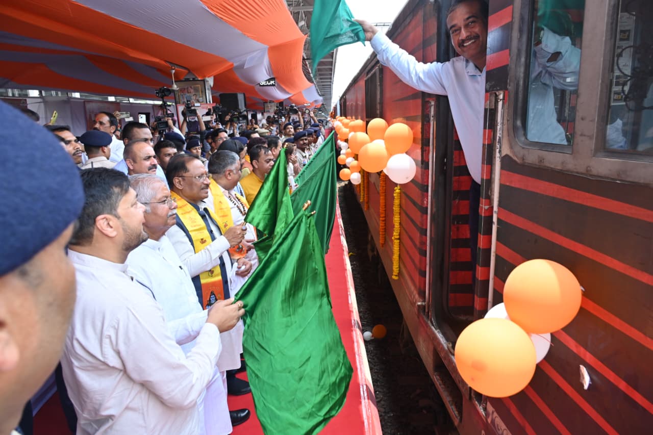 मुख्यमंत्री विष्णुदेव साय ने हरी झंडी दिखाकर रवाना की सोमनाथ स्वाभिमान सांस्कृतिक यात्रा