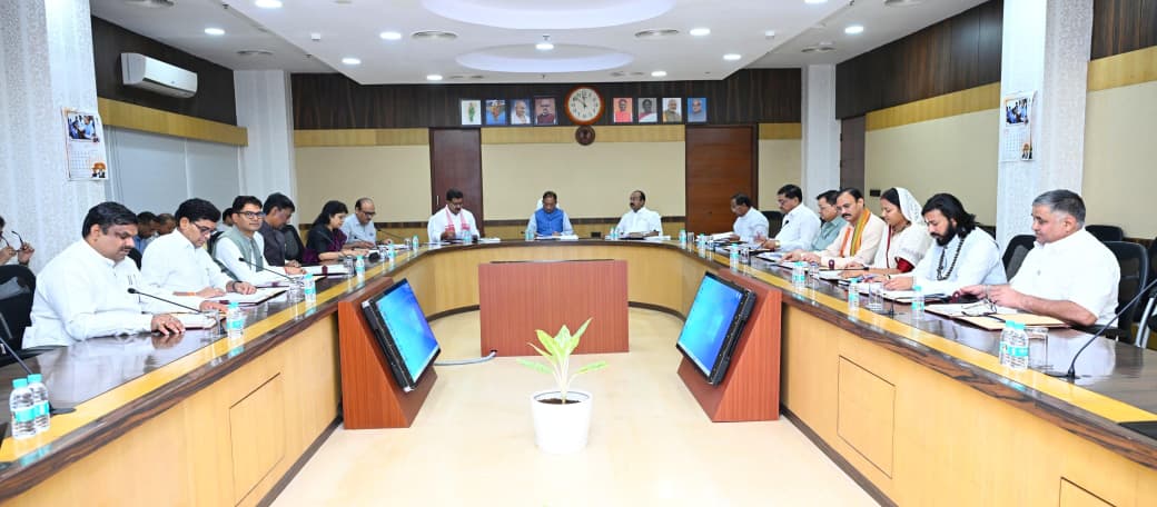 साय कैबिनेट का ग्रामीण विकास पैकेज: रोजगार गारंटी मिशन, समृद्धि हाट और CBG नीति को हरी झंडी