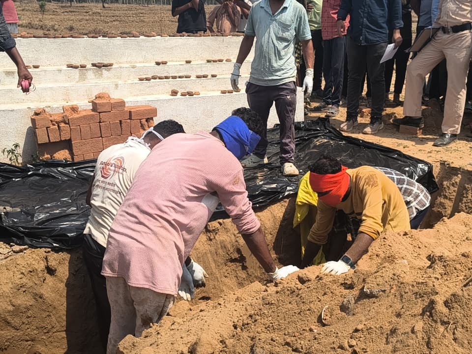 बलौदाबाजार में सनसनी: कब्र से निकाले गए 6 शव, जहरीली शराब से 8 मौतों की आशंका