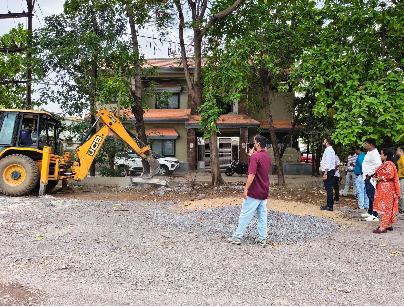 सेजबहार में मंडल की जमीन पर कब्जे का प्रयास नाकाम, अवैध निर्माण हटाया गया