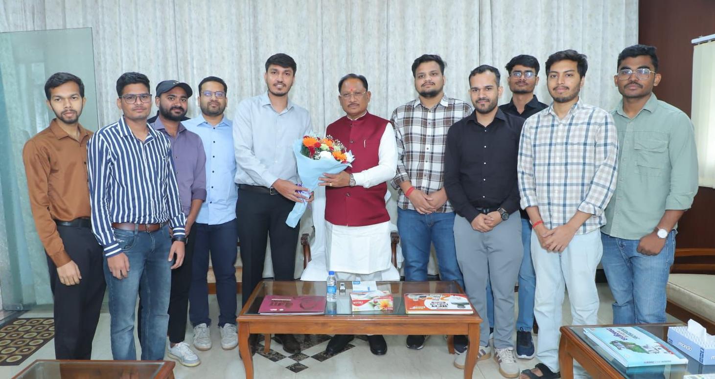 UPSC प्रारंभिक परीक्षा में सफल ट्राइबल यूथ हॉस्टल के विद्यार्थियों से मिले मुख्यमंत्री विष्णुदेव साय, बढ़ाया उत्साह