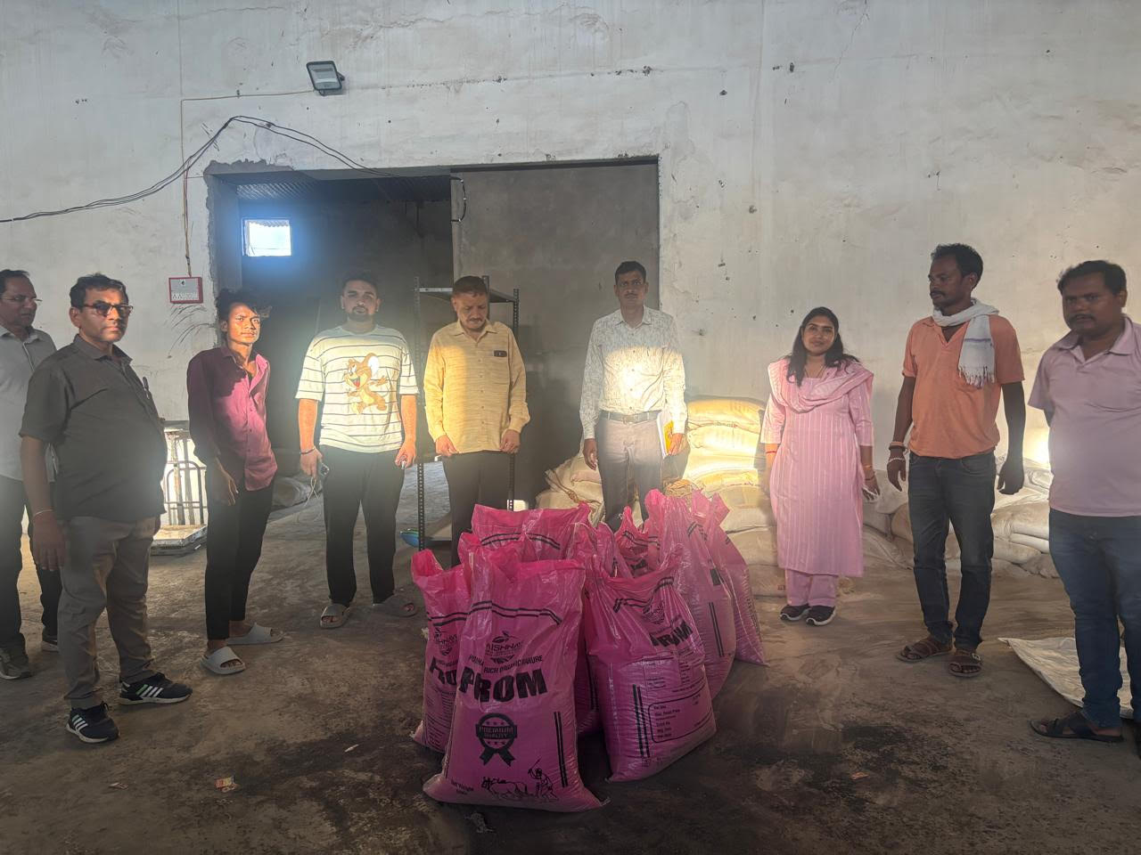 महासमुंद में कृषि विभाग की बड़ी कार्रवाई, उड़ीसा प्रिंट वाले 11 बोरी उर्वरक जब्त