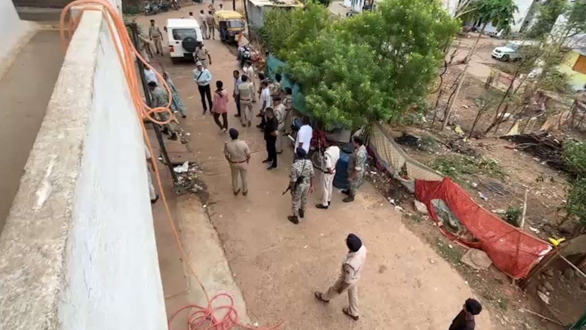 कबीरधाम में पुलिस की बड़ी कार्रवाई: अटल आवास में सुबह-सुबह छापा, नशे और अनैतिक गतिविधियों पर कसा शिकंजा