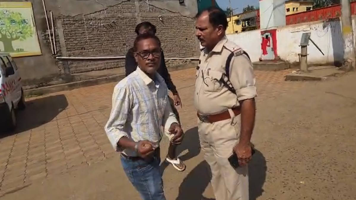 केशकाल अस्पताल में शराब के नशे में ड्यूटी कर रहे डॉक्टर का VIDEO वायरल, मरीज के परिजनों से बदसलूकी; पुलिस जांच शुरू