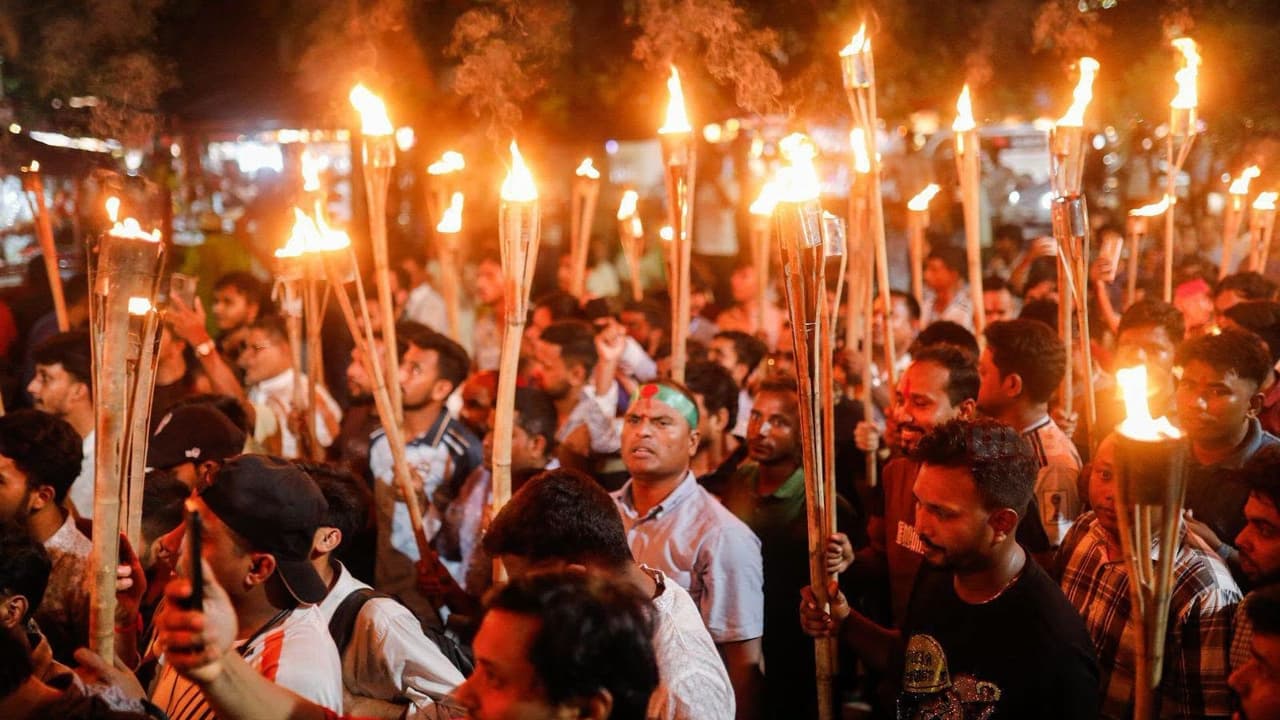 ढाका में हिंदुओं का बड़ा प्रदर्शन: ‘जय श्री राम’ के नारों से गूंजी सड़कें, आरोपियों की गिरफ्तारी के लिए 72 घंटे का अल्टीमेटम
