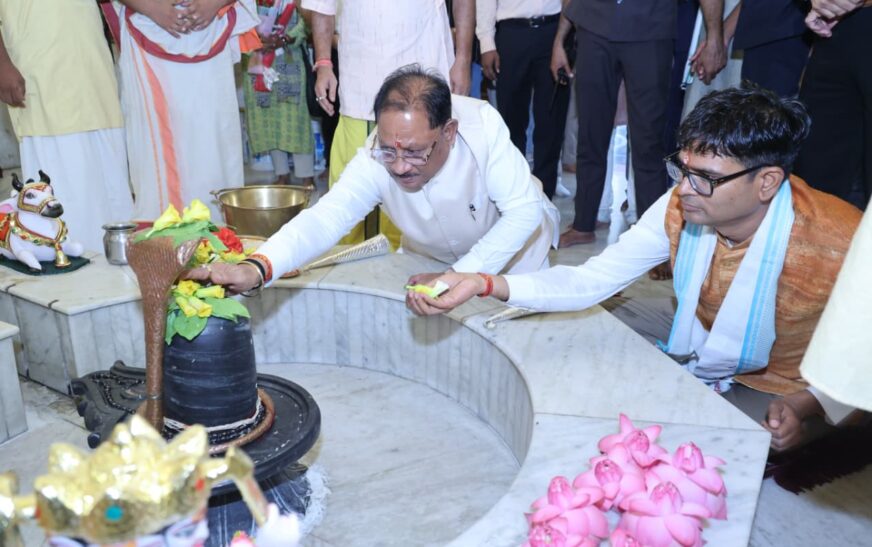 मुख्यमंत्री विष्णु देव साय ने कैलाशपति धाम में किया जलाभिषेक, प्रदेश की सुख-समृद्धि की कामना