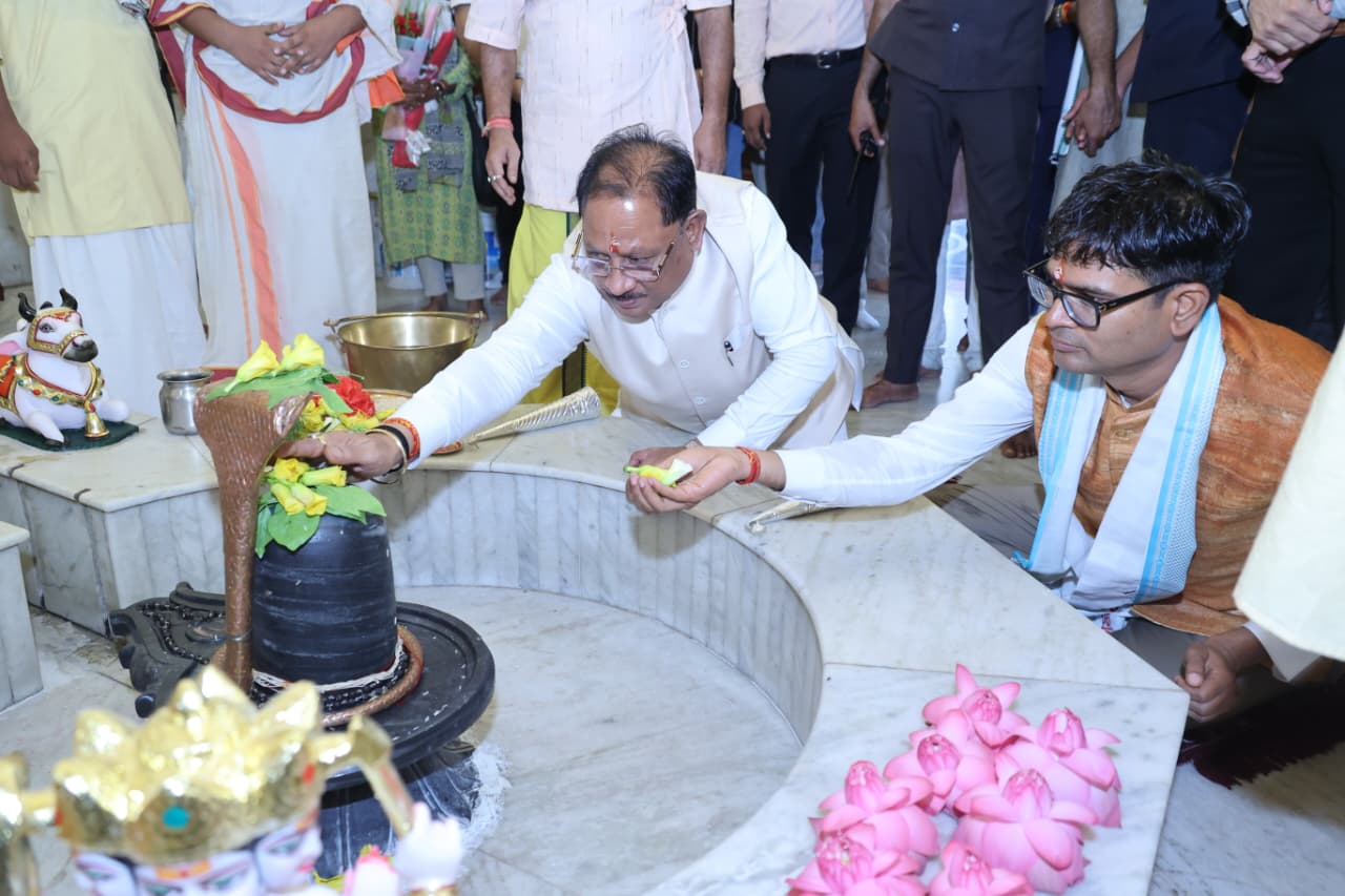 मुख्यमंत्री विष्णु देव साय ने कैलाशपति धाम में किया जलाभिषेक, प्रदेश की सुख-समृद्धि की कामना