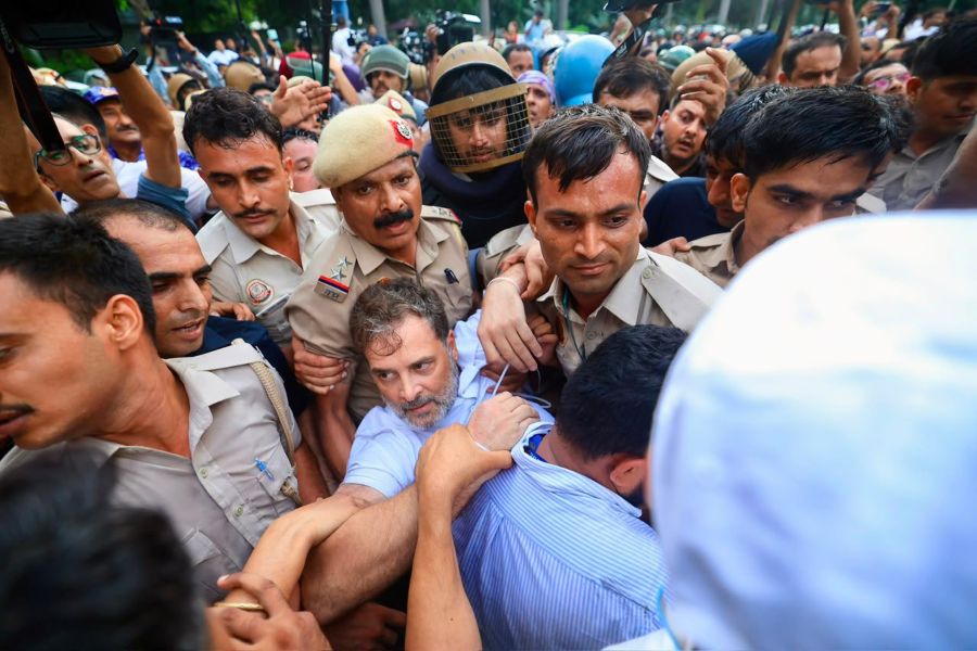 NEET विवाद पर दिल्ली में हाईवोल्टेज ड्रामा: राहुल-प्रियंका हिरासत में, सरकार से आर-पार की लड़ाई