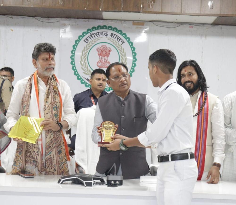 CM विष्णुदेव साय ने मेधावी विद्यार्थियों का किया सम्मान, कहा- समर्पण और अनुशासन से हर लक्ष्य संभव