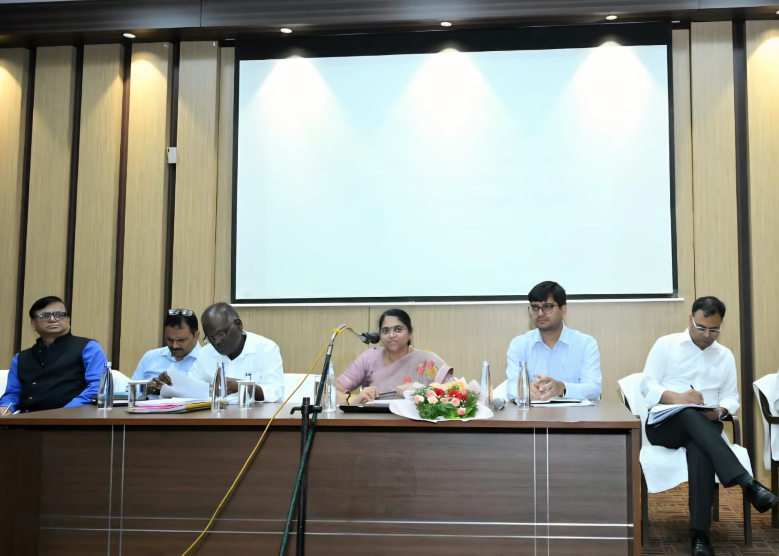 रायपुर में विकास कार्यों की समीक्षा, हर 15 दिन में निरीक्षण और स्वच्छता व्यवस्था मजबूत करने के निर्देश