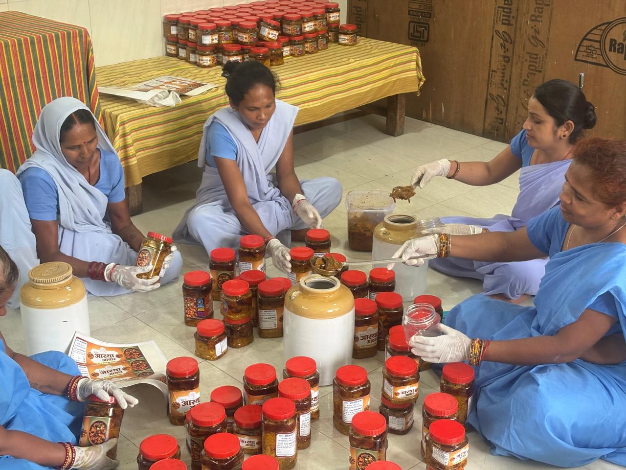 निश्चय कार्यक्रम का असर: रायपुर सेंट्रल जेल की महिला बंदियां बना रहीं स्वादिष्ट अचार, आत्मनिर्भरता की ओर बढ़े कदम