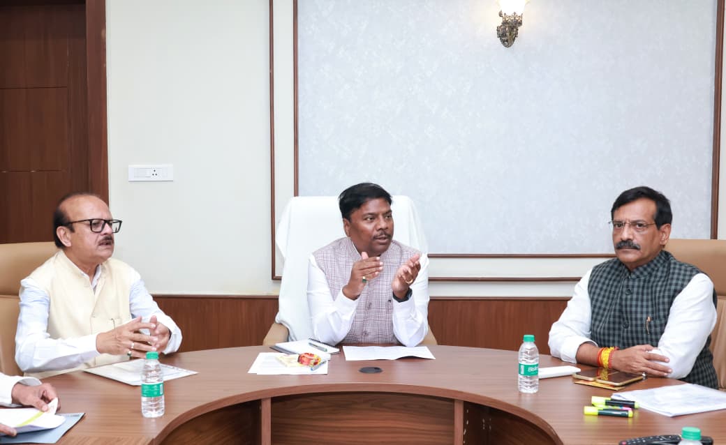 सहकारिता मंत्री केदार कश्यप ने ली उच्चस्तरीय समीक्षा बैठक, डिजिटल बैंकिंग और सहकारिता क्षेत्र को मजबूत बनाने पर दिया जोर