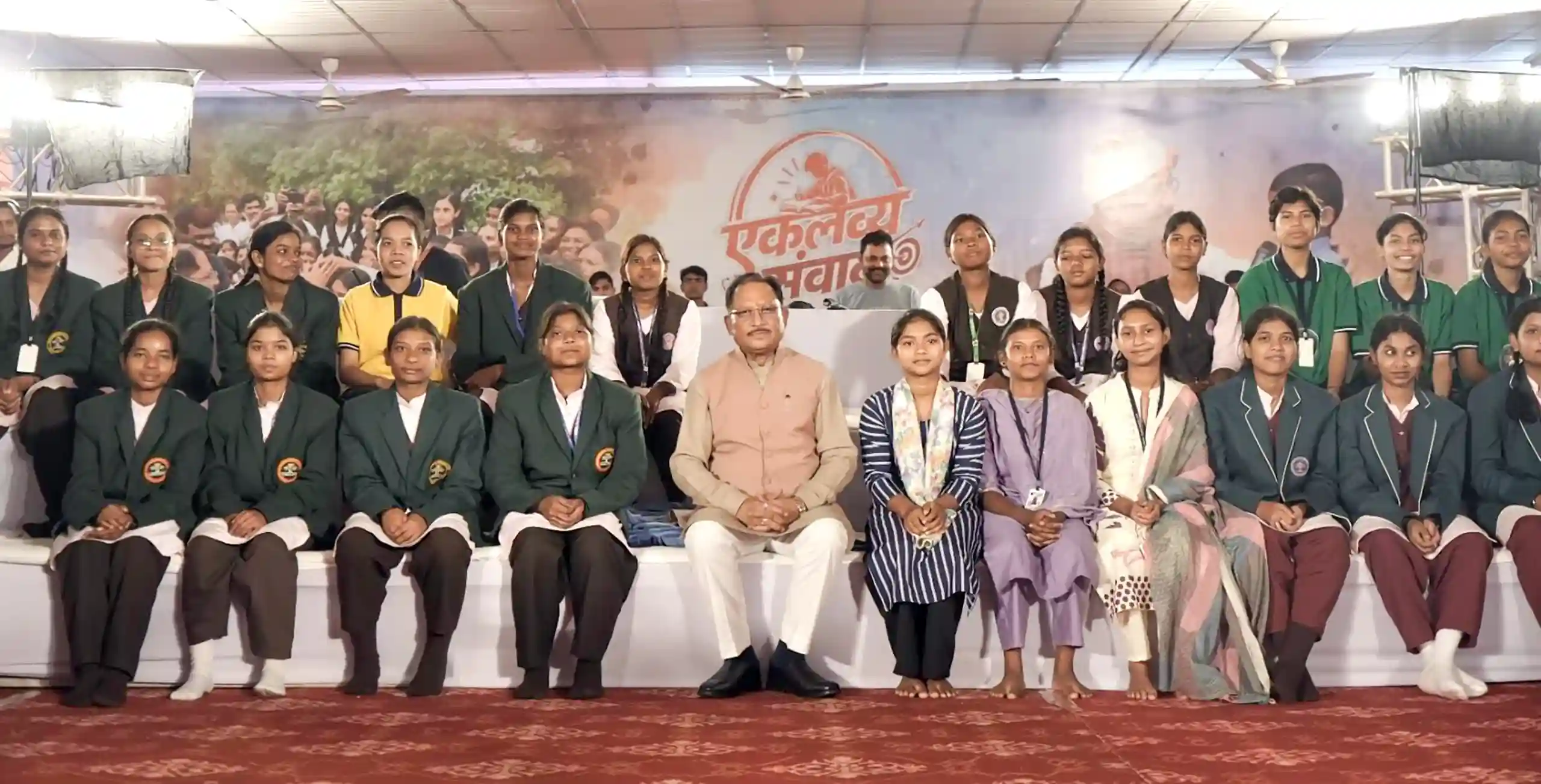 मुख्यमंत्री विष्णु देव साय ने नीट-2026 में सफल एकलव्य विद्यालय के विद्यार्थियों से किया संवाद, बोले- खूब पढ़िए, आगे बढ़िए और विकसित छत्तीसगढ़ के निर्माण में बनिए भागीदार