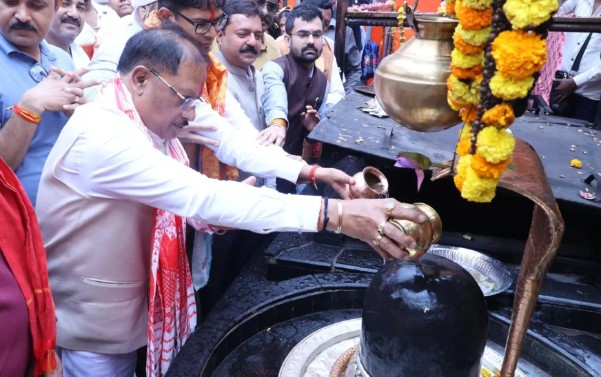 गुरु पूर्णिमा पर कोसमनारा पहुंचे मुख्यमंत्री विष्णु देव साय, सत्यनारायण बाबा धाम में की पूजा-अर्चना