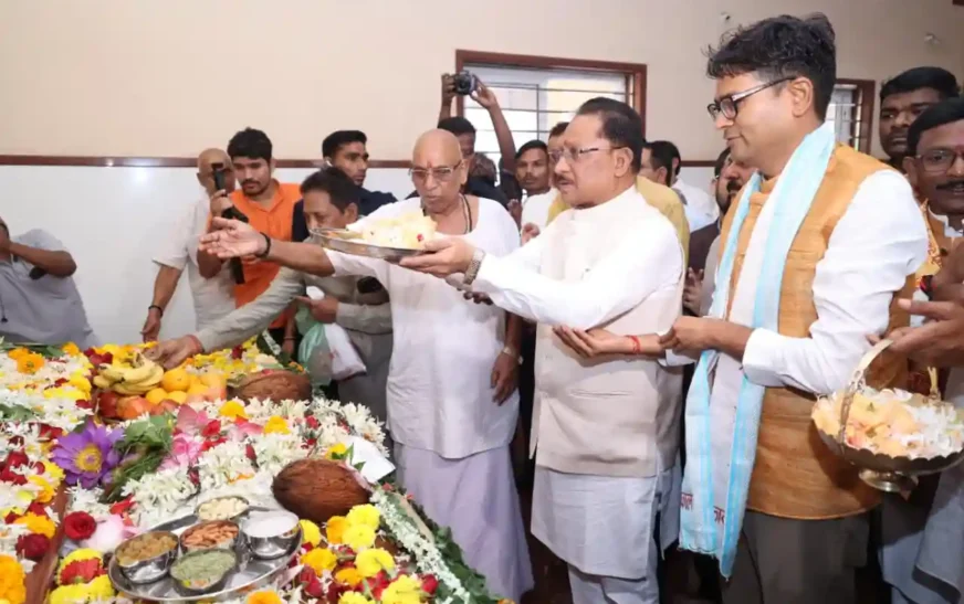 गुरु पूर्णिमा पर मुख्यमंत्री विष्णु देव साय ने अघोर गुरु पीठ बनोरा में किए गुरु दर्शन