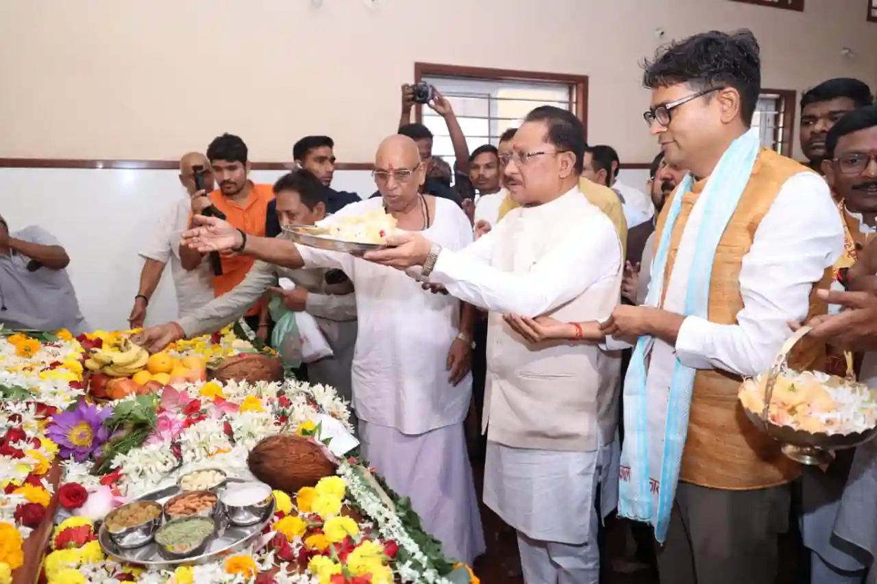 गुरु पूर्णिमा पर मुख्यमंत्री विष्णु देव साय ने अघोर गुरु पीठ बनोरा में किए गुरु दर्शन