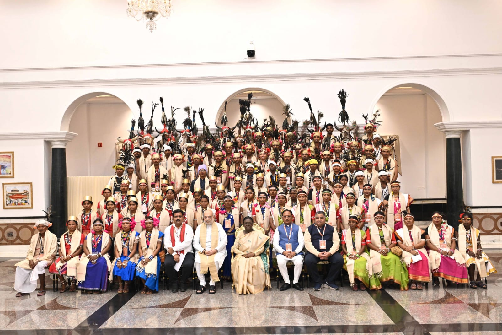 बस्तर पंडुम का देशभर में डंका: राष्ट्रपति ने किया विशेष सम्मान, CM साय ने भेंट की 300 साल पुरानी ‘झिटकू-मिटकी’ कलाकृति
