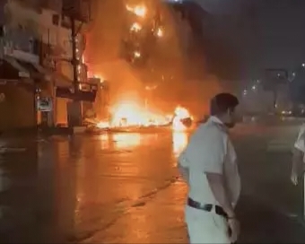 रायपुर के तेलीबांधा में भीषण आग, ऑक्टोपस बार समेत चार दुकानों में भारी नुकसान