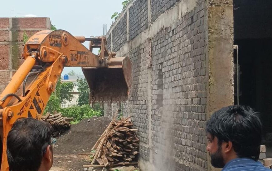 रायपुर में अवैध निर्माणों पर निगम का बुलडोजर: वार्ड-19 में चार निर्माणाधीन भवन ध्वस्त, तीन नोटिस के बाद हुई कार्रवाई