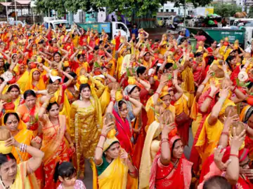 रायपुर में देवकीनंदन ठाकुर की कलश यात्रा में 5 महिलाओं की सोने की चेन चोरी, महिला गैंग पर शक