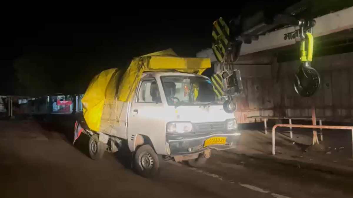 राजनांदगांव में भीषण सड़क हादसा: तेज रफ्तार ट्रेलर ने खड़ी पिकअप को मारी टक्कर, 1 की मौत, 8 घायल