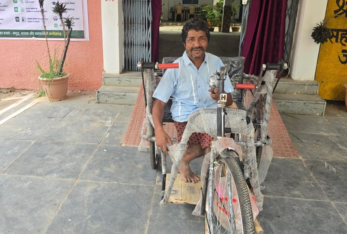 24 घंटे में दिव्यांग गणेश राम यादव को मिली ट्राइसाइकिल, मुख्यमंत्री विष्णुदेव साय के निर्देश पर अवकाश के दिन भी सक्रिय रहा प्रशासन