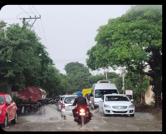 पहली तेज बारिश में डूबा रायपुर: रेलवे स्टेशन पर झरने जैसा नजारा, कॉलोनियों-घरों में घुसा पानी, अंडरब्रिज बने तालाब