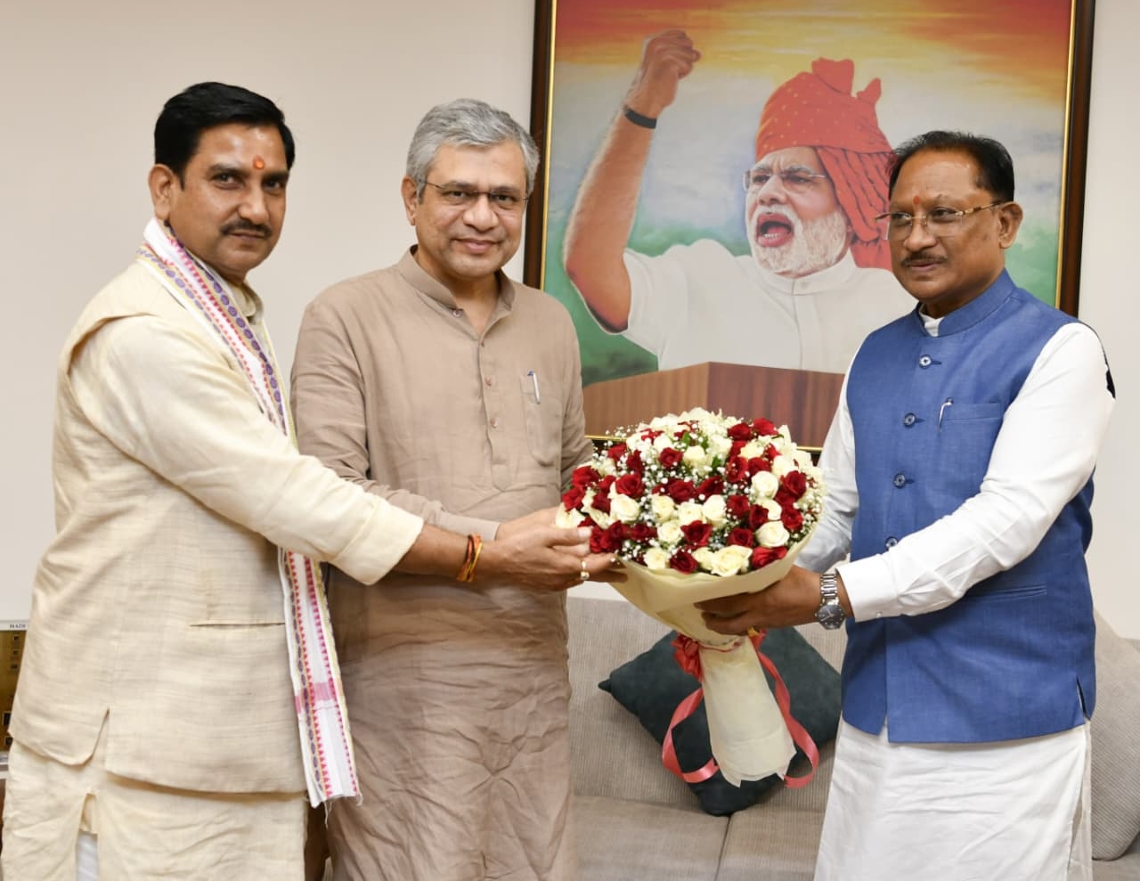 बस्तर से सरगुजा तक मजबूत होगी रेल कनेक्टिविटी, मुख्यमंत्री साय ने रेल मंत्री से प्रमुख परियोजनाओं पर की चर्चा