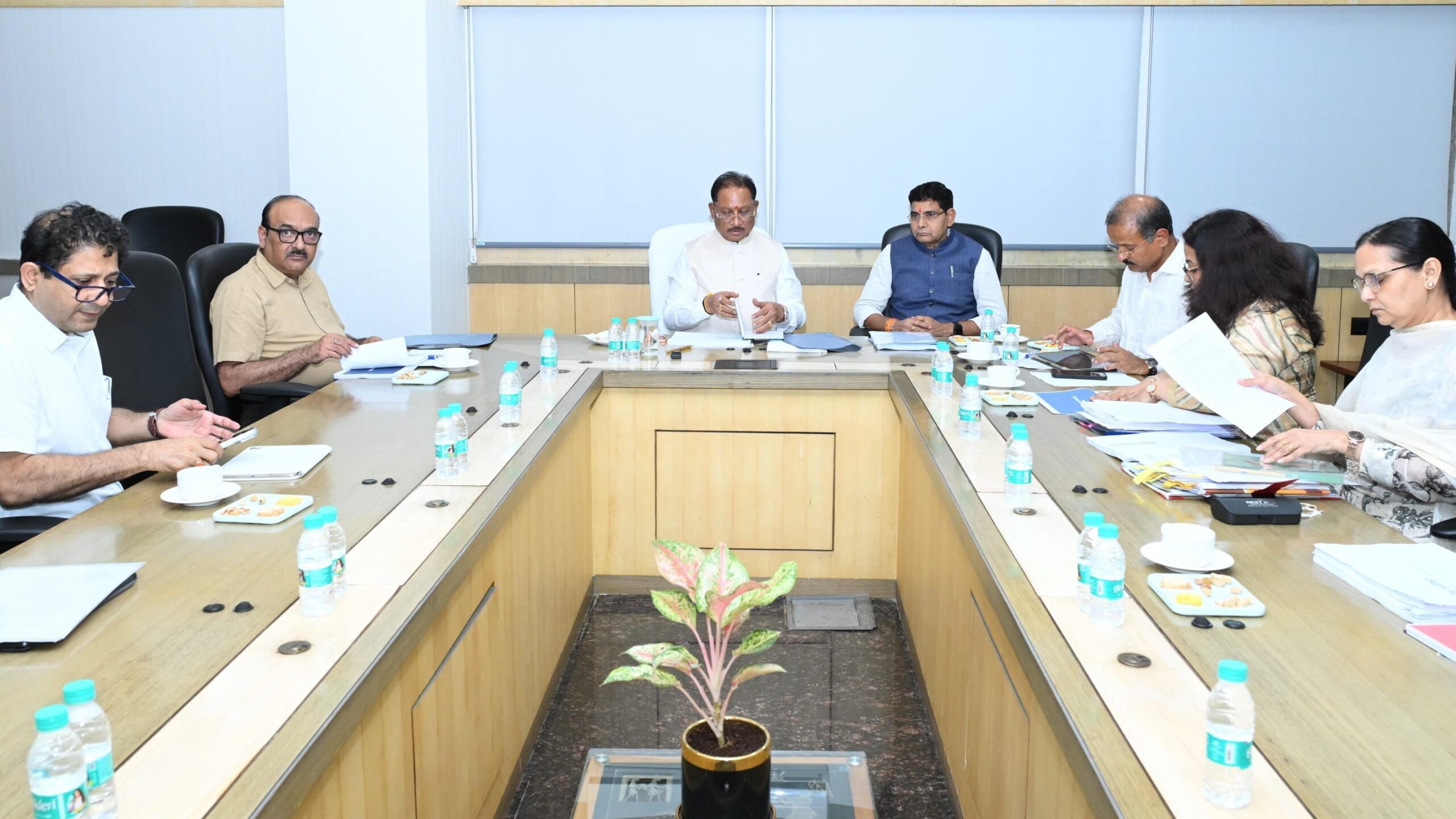 राजस्व प्रशासन में बड़ा सुधार: किसानों को व्हाट्सएप पर मिलेंगे बी-1, खसरा और भूमि दस्तावेज, मुख्यमंत्री साय ने दिए सख्त निर्देश