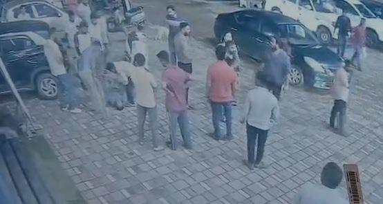 जगदलपुर में पार्किंग विवाद ने लिया हिंसक रूप: बुजुर्ग सुरक्षा गार्ड को घसीट-घसीटकर पीटा, CCTV वीडियो वायरल