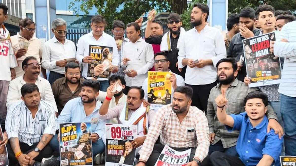 NEET पेपर लीक प्रदर्शन में आपत्तिजनक पोस्टरों पर पुलिस सख्त, सोशल मीडिया की भी जांच शुरू