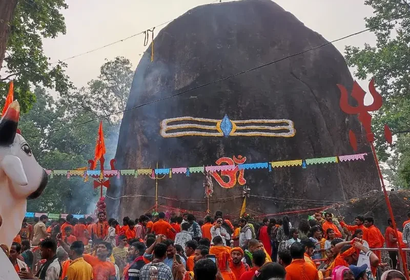 हर-हर महादेव के जयघोष से गूंजा छत्तीसगढ़: जलाभिषेक के लिए रात से लगी कतारें, शिवालयों में उमड़ी भक्तों की भीड़