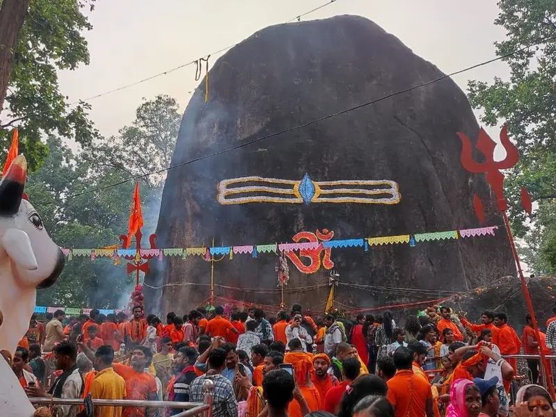 हर-हर महादेव के जयघोष से गूंजा छत्तीसगढ़: जलाभिषेक के लिए रात से लगी कतारें, शिवालयों में उमड़ी भक्तों की भीड़