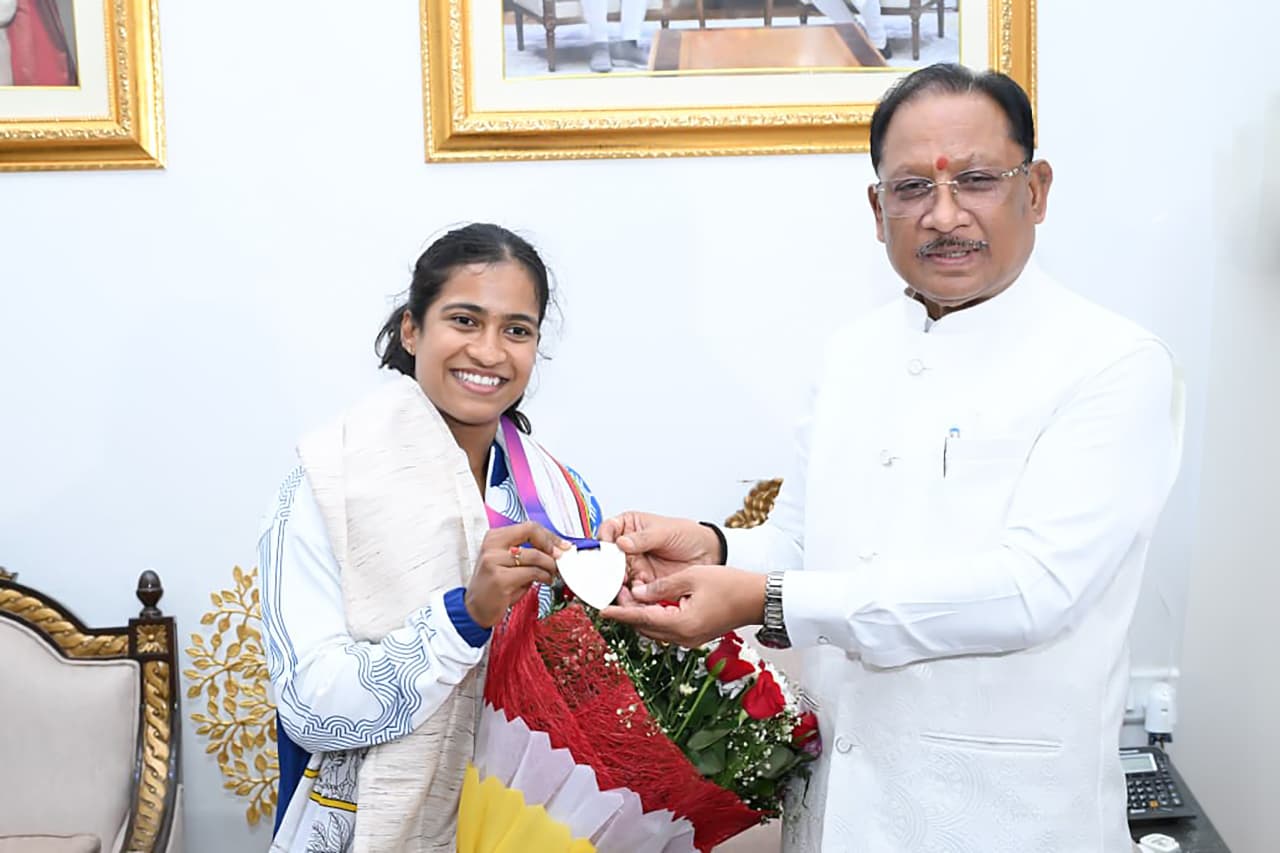 राष्ट्रमंडल खेलों की रजत पदक विजेता ज्ञानेश्वरी यादव का मुख्यमंत्री निवास में सम्मान, 30 लाख रुपये और आउट ऑफ टर्न डीएसपी पदोन्नति की घोषणा