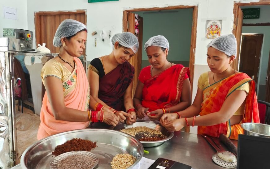 महुआ से बदली महिलाओं की तकदीर: वन धन योजना से मिली आत्मनिर्भरता और नई पहचान