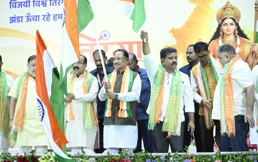 मुख्यमंत्री विष्णु देव साय ने तिरंगा थामकर किया भव्य तिरंगा यात्रा का नेतृत्व, राष्ट्रप्रेम से गूंजा रायपुर