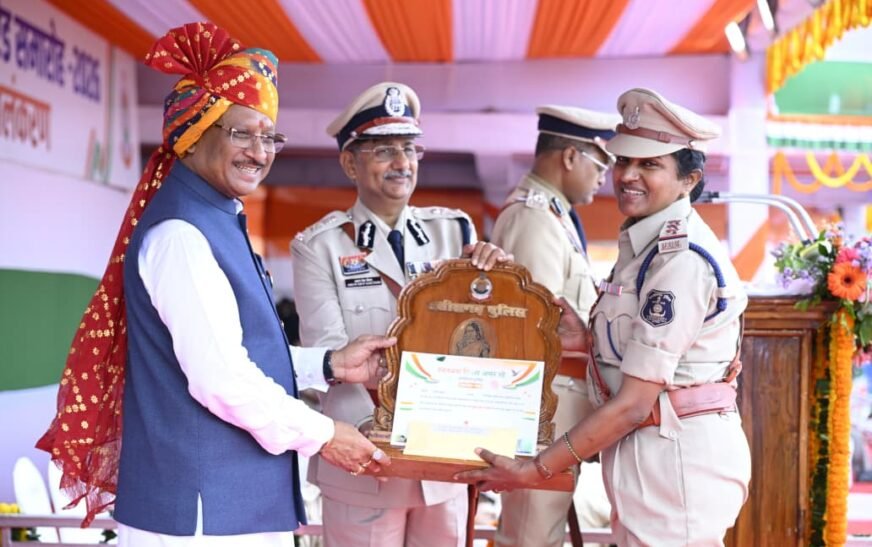 स्वतंत्रता दिवस पर पुलिस एवं नगर सेना के अधिकारी-कर्मचारी सम्मानित, उत्कृष्ट सेवाओं के लिए पदकों से अलंकृत