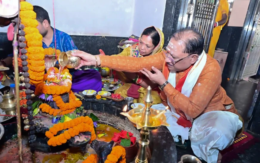 सावन सोमवार और नागपंचमी पर CM विष्णुदेव साय ने की श्री फलेश्वरनाथ महादेव की पूजा-अर्चना