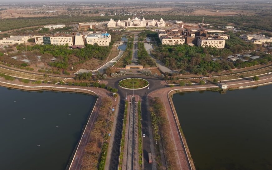 नवा रायपुर अब बनेगा रोजगारधानी: टेक्सटाइल से फार्मा, इलेक्ट्रॉनिक्स से सेमीकंडक्टर तक हजारों नौकरियों की तैयारी