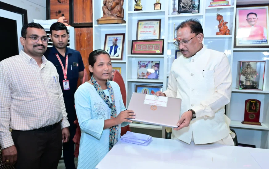दृष्टिबाधा नहीं बनी बाधा, जयमंती के सपनों को मिली डिजिटल उड़ान; CM साय ने भेंट किया सॉफ्टवेयर युक्त लैपटॉप