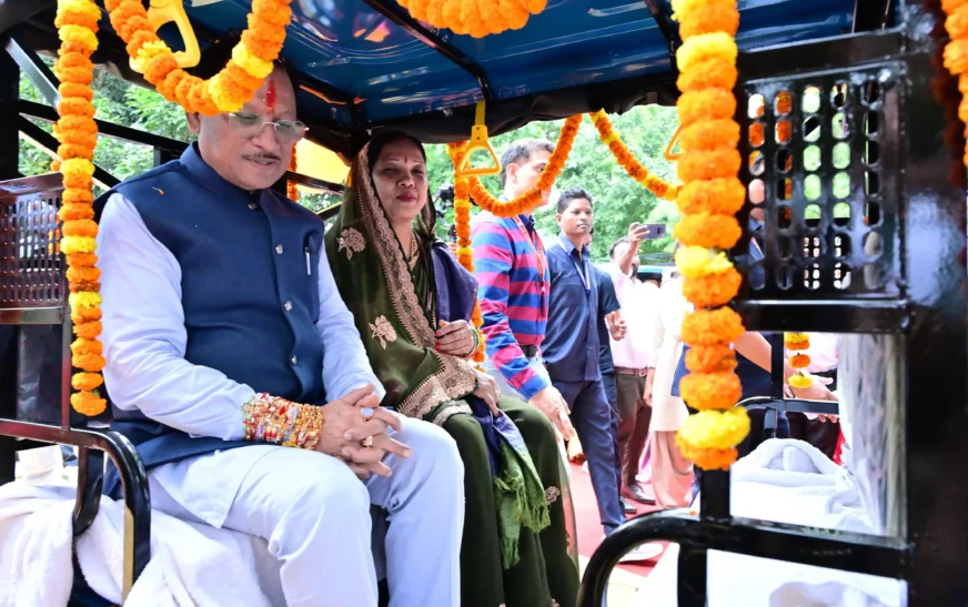 मुख्यमंत्री विष्णु देव साय ने ‘जशपुर एक्सप्रेस’ योजना का किया शुभारंभ, 50 बहनों को सौंपे ई-रिक्शा