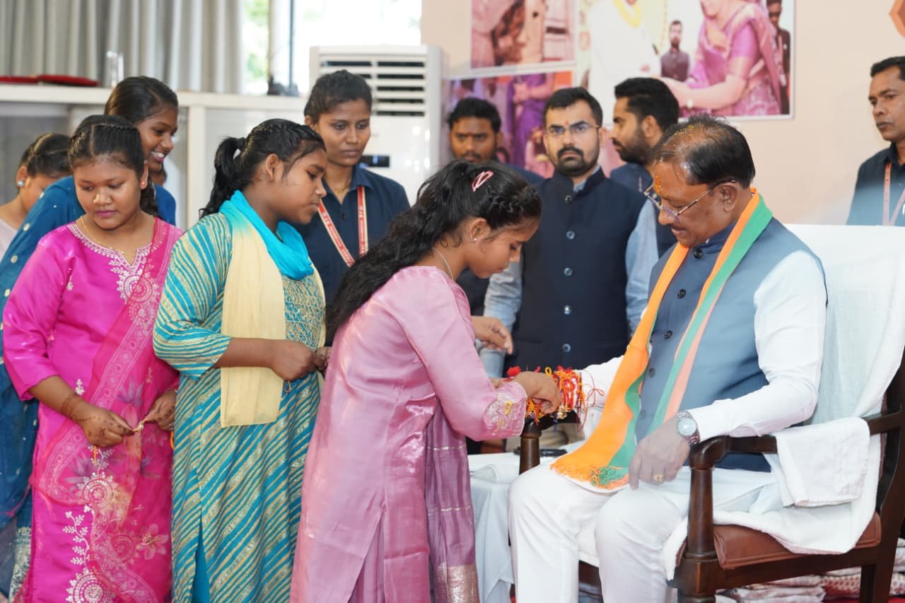 रक्षाबंधन पर मुख्यमंत्री विष्णु देव साय ने कहा- बहनों का स्नेह और आशीर्वाद मेरे लिए अनमोल, महिला सशक्तिकरण सरकार की सर्वोच्च प्राथमिकता