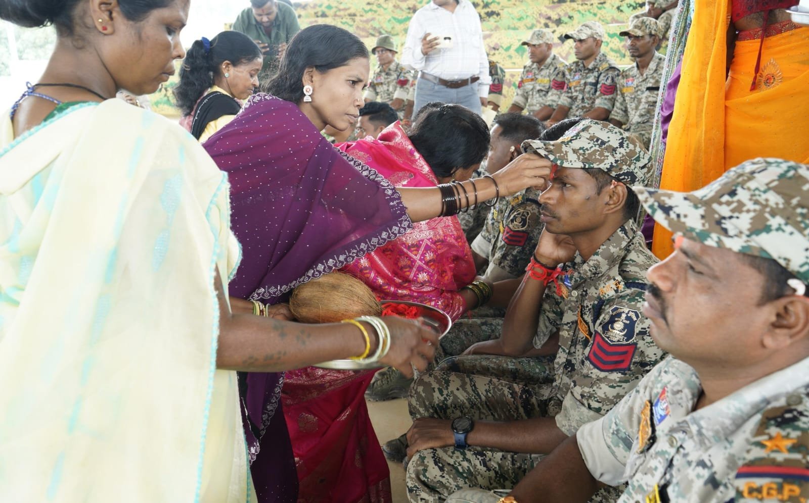 अबूझमाड़ में बदला हवाओं का रुख, आत्मसमर्पित महिला माओवादियों ने DRG जवानों को बांधी राखी