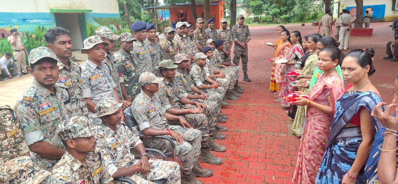 जहां कभी बंदूक थी, वहां बंधा रिश्तों का धागा: 25 साल नक्सली संगठन में रहीं मीना ने जवानों को बांधी राखी, बदली दुश्मनी की परिभाषा