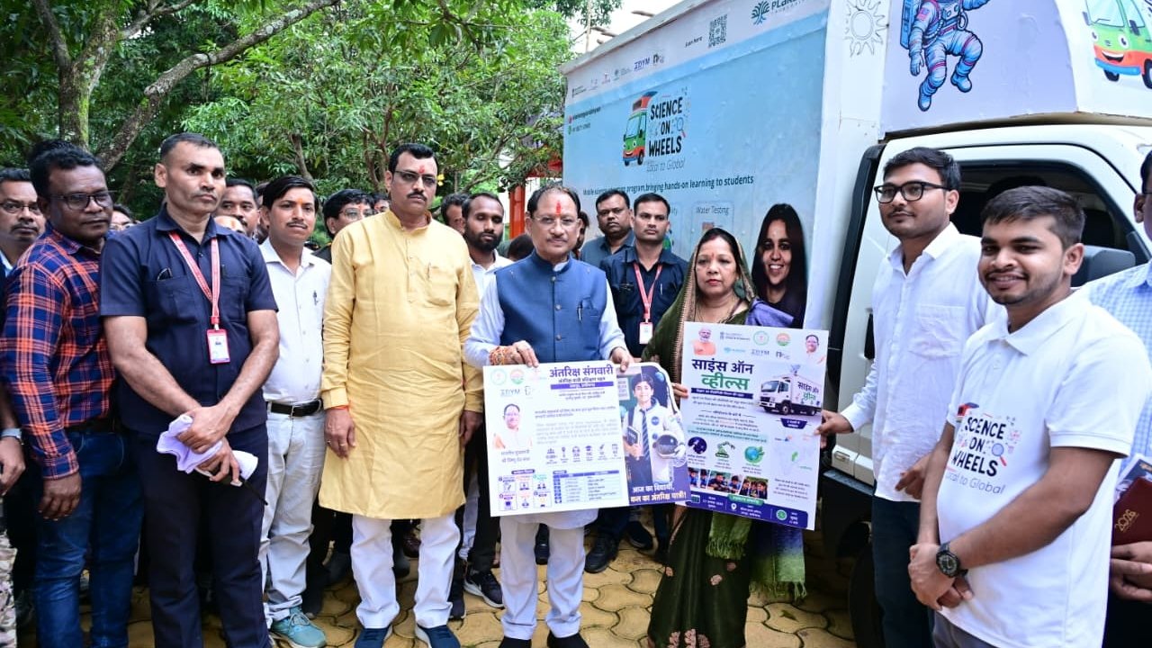 मुख्यमंत्री विष्णु देव साय ने ‘साइंस ऑन व्हील्स’ को दिखाई हरी झंडी, अब स्कूलों तक पहुंचेगी चलती-फिरती विज्ञानशाला