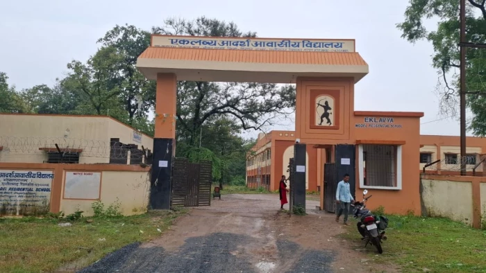 बीजापुर के आवासीय स्कूल में शिक्षक पर गंभीर आरोप, 7 बच्चों के पालकों ने कलेक्टर-SP से की शिकायत