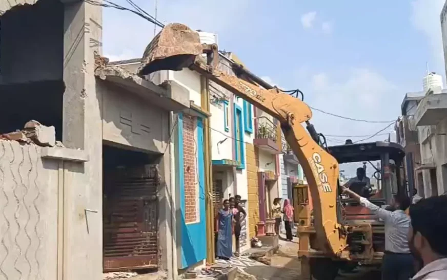 रावतपुरा फेस-2 कॉलोनी में नगर निगम की बुलडोजर कार्रवाई शुरू, मौके पर भारी पुलिस बल तैनात