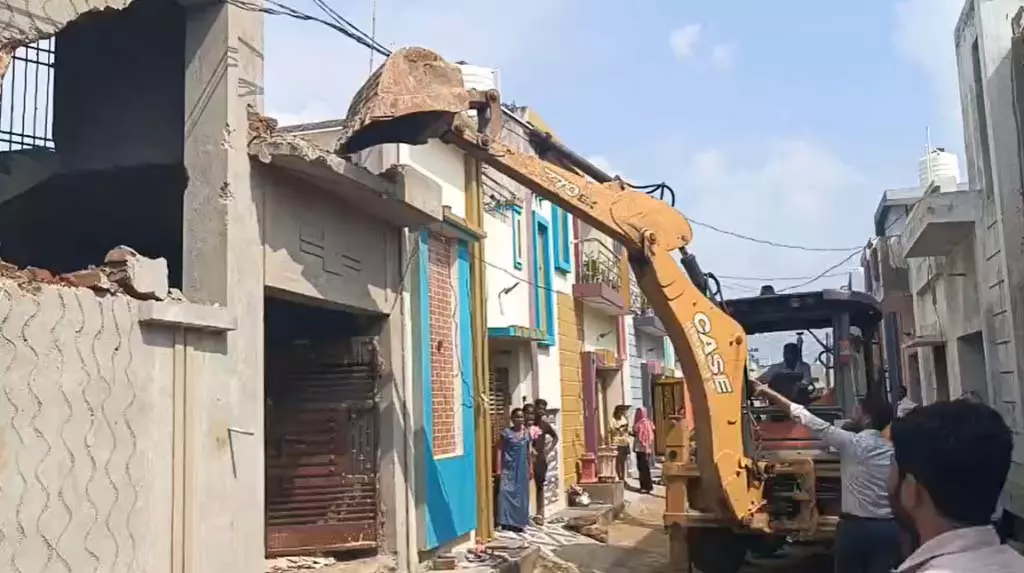 रावतपुरा फेस-2 कॉलोनी में नगर निगम की बुलडोजर कार्रवाई शुरू, मौके पर भारी पुलिस बल तैनात