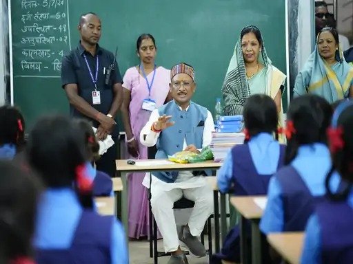 विशेष लेख: नक्सल के गढ़ में फिर गूंजने लगी स्कूल की घंटी, बंदूक के साए से निकलकर किताबों की दुनिया में लौटे बस्तर के बच्चे