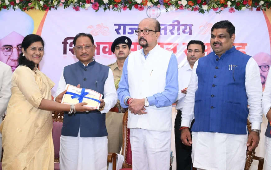 AI के युग में शिक्षक बनें विद्यार्थियों के मार्गदर्शक, तकनीक के विवेकपूर्ण उपयोग की दें सीख: राज्यपाल डेका